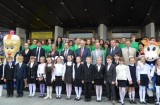 Міський голова Житомира, заступник голови облдержадміністрації та представники делегації Нідерландів разом з учнями житомирських шкіл.