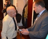 Міський голова Володимир Дебой вручає ветерану слуховий апарат